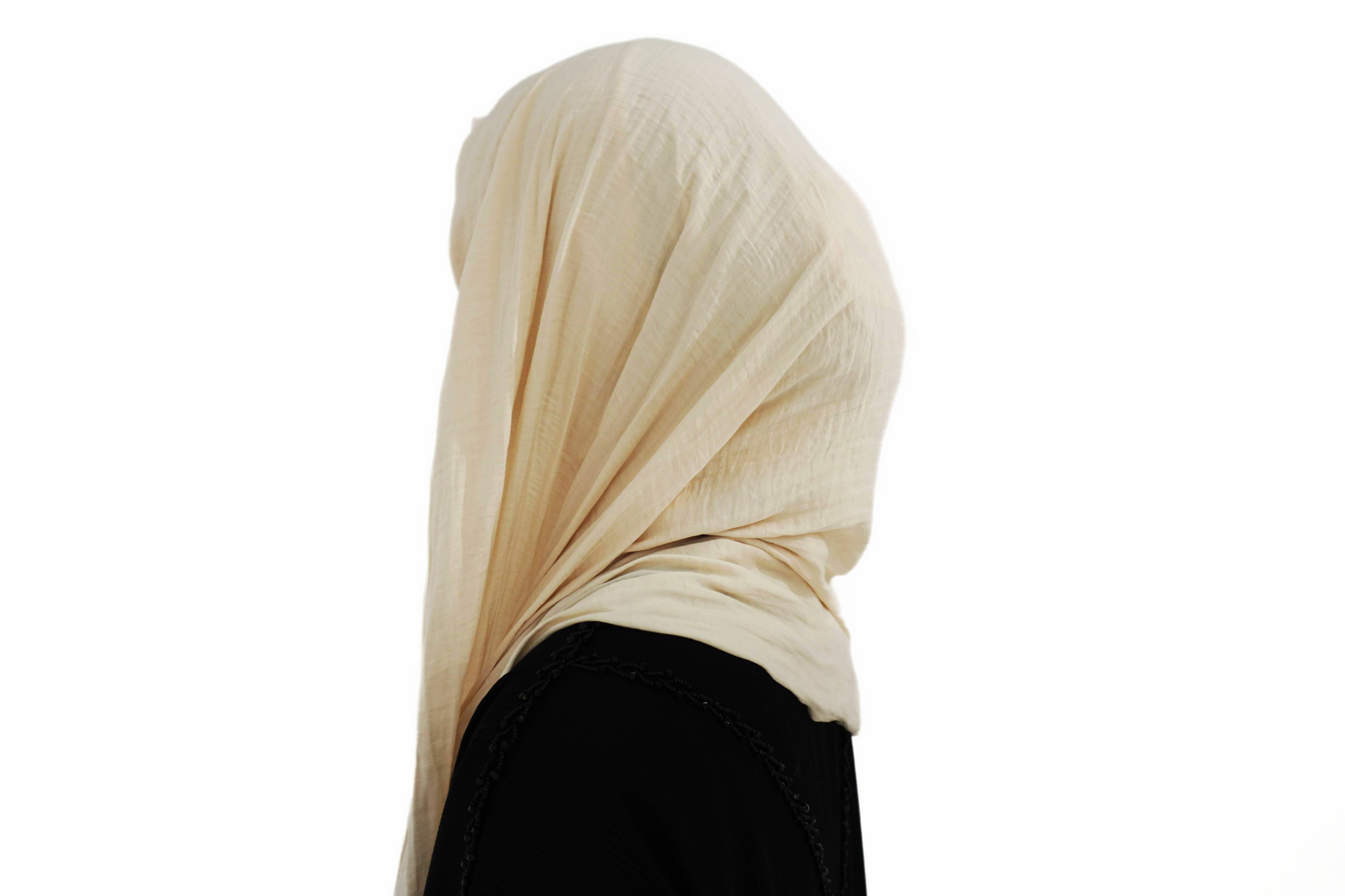 Hijab à enfiler beige soie mate