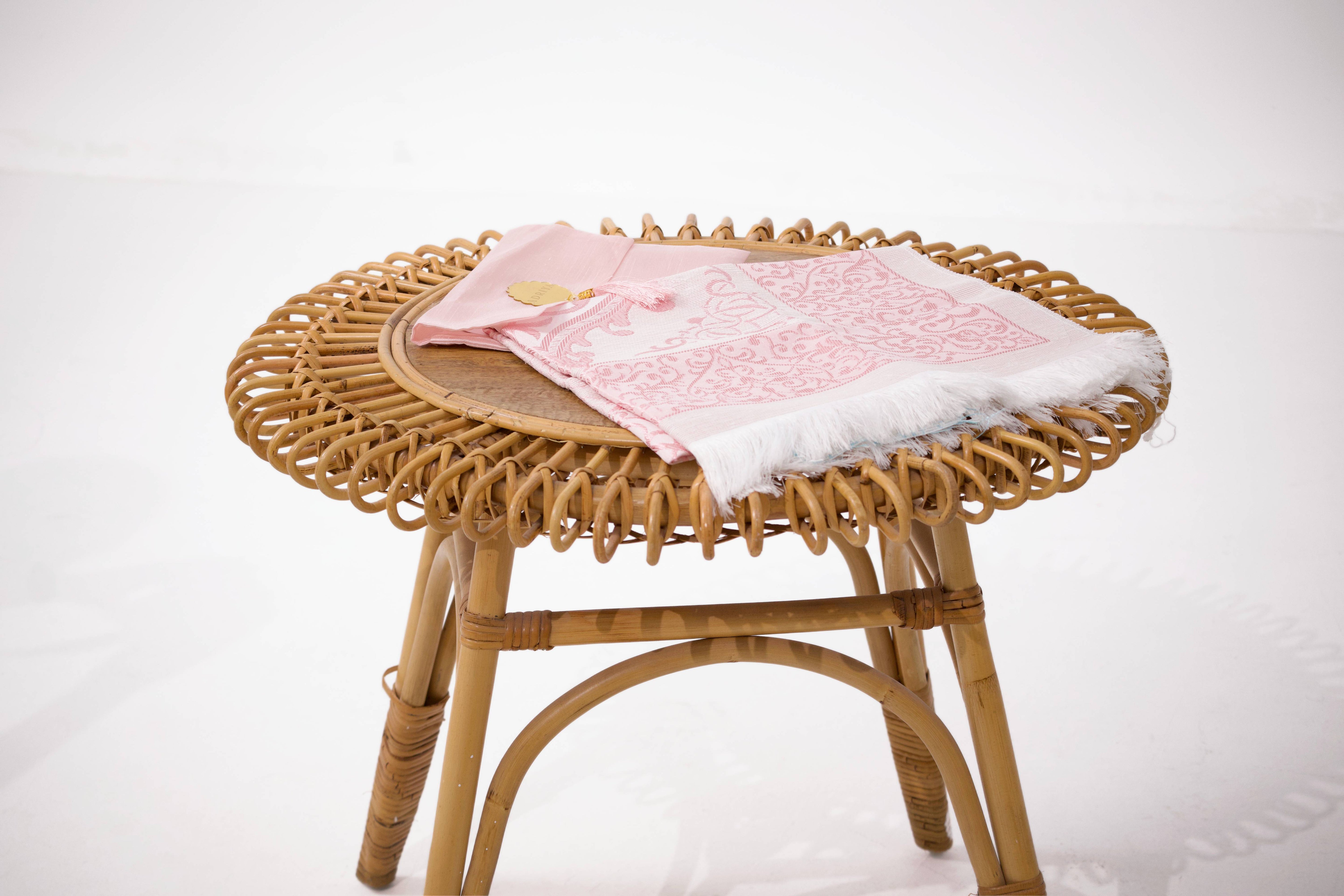 Tapis de prière brodé rose